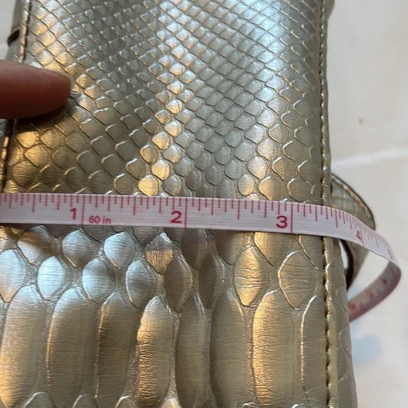 Liz Claiborne women’s bright silver faux crocodile handle bag - Picture 11 of 13